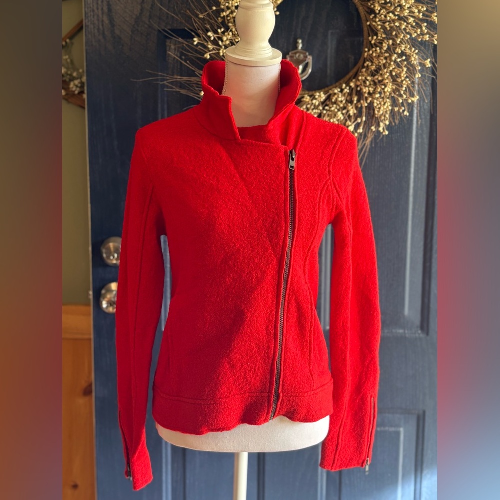 Tahari Wool Blend Red asymmetrical Jacket Womens size XS. NWT